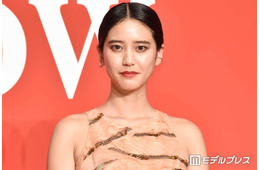 山崎紘菜、脚線美際立つアシメスカート姿に絶賛の声「ため息が出るほど美しい」「神スタイル」