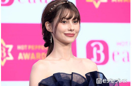 ダレノガレ明美、変形トップスから美デコルテ輝く「華奢」「女神降臨」とファン絶賛
