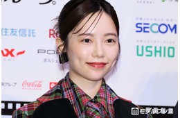 島崎遥香、前髪ぱっつんにチェンジ 美ウエストのぞくミニTコーデに「スタイル良すぎる」「雰囲気変わる」の声