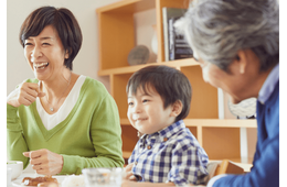 少しぎこちない祖父と6歳の孫。すると「なんで…」お笑い番組を見た孫の鋭い一言に「心がほっこり」