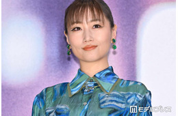 大塚愛、美脚透けるミニスカ＆黒タイツ姿披露「大人の魅力が爆発」「憧れるスタイル」と反響