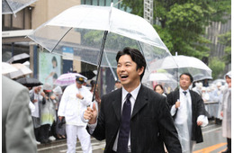 仲野太賀＆池松壮亮、“豊臣兄弟”が「博多どんたく 港まつり」に出陣 雨の沿道歩き盛り上げる