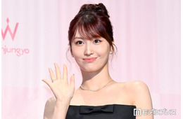 TWICEモモ、ふんわりミニ丈ワンピースで美脚スラリ「可愛すぎ」「なんて無邪気なの」の声