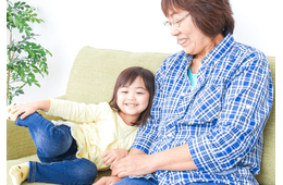 転んでしょんぼりする5歳の孫。70代の祖母が台所から持ってきた“もの”に「温かい気持ち」