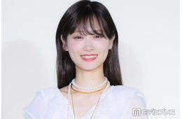 山下美月、ミニ丈ボトムスから伸びる美脚に釘付け「圧倒的な透明感」「細くて長くて綺麗すぎる」の声