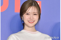 白石麻衣、変形スカートから色白美脚スラリ「大人可愛い」「女神級の美しさ」の声