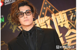 赤西仁、若かりし頃の父を初顔出し「鼻と輪郭がそっくり」「めちゃくちゃモテそう」と反響続々