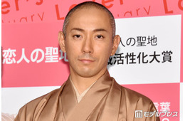 市川團十郎、長男と“夜の東京タワー”お出かけショット公開「麻央さんそっくり」「成長感じる」