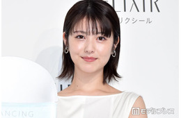 浜辺美波「親友とプチ旅行」駅ホームプライベートショットに「普通にいてびっくり」「オーラ隠しきれてない」と驚きの声