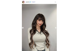 広島カープ小園海斗選手の妻・渡辺リサ、美ボディぴったりユニフォームからウエストチラリ「着こなしが神」「ドキッとした」の声