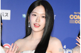 IVEユジン、美ウエストちらりのミニ丈ポロシャツコーデ「引き締まっててかっこいい」「雰囲気違ってドキッとした」と反響
