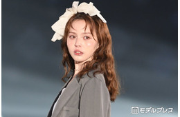 加藤ナナ、ミニ丈ワンピで美脚際立つ「スタイル抜群」「さすがの着こなし」と反響【サツコレ2026S/S】
