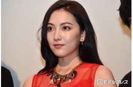 KARA知英、美ウエストチラリ 延世大学応援祭オフショットに反響「衣装の色合いが可愛すぎる」「ラインが綺麗」