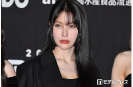 KARAギュリ、胸元ざっくり白ミニドレスで美脚全開「女神」「レベチスタイル」の声