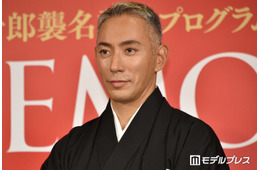 市川團十郎、息子との手繋ぎショットに反響続々「後ろ姿そっくり」「素敵な関係性」