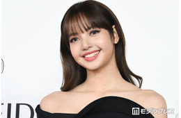 BLACKPINKリサ、美脚＆ウエスト際立つ“超ミニ”ユニフォーム風コーデ披露「異次元のスタイル」「脚の長さレベチ」と反響