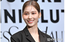 TWICEサナ、美脚＆胸元のぞく衣装姿にファン悶絶「スタイル最強」「セクシー」