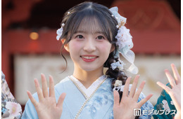 AKB48メンバー「本物の双子コーデ」双子妹とのディズニーショット公開「雰囲気似てる」「最強の双子」と反響