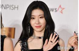 ITZYチェリョン、美脚際立つミニスカ制服姿披露「脚が綺麗」「違和感ゼロ」