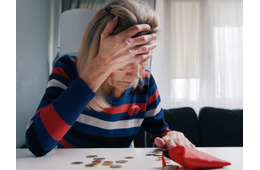 「貯蓄2700万円でも安心できない」60歳女性・夫の急死で年金が月25万円→14万円に⁉ もしも今、夫が亡くなったら「おひとりさま」でも生きていけるお金はある？
