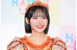 FRUITS ZIPPER鎮西寿々歌、すっぴん×黒縁メガネ姿に絶賛の声「圧倒的透明感」「大人っぽくて知的」