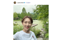 中山秀征の妻・白城あやか、三男との母校訪問ショット公開「イケメン」「どっちにも似てる」と反響