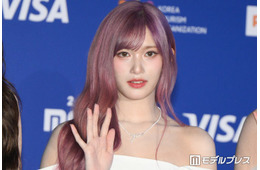 IVEイソ、ミニ丈からほっそり美脚際立つ「スタイルレベチ」「透明感すごい」と反響