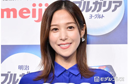 1児の母・鷲見玲奈、ミニスカゴルフウェアから美脚スラリ「上品でとってもお似合い」「スタイルの良さが一層際立つ」の声