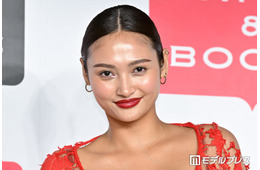 “驚異の10頭身”モデル・香川沙耶「森の中で誓い合う」夫とのウエディングフォトに反響「全部が絵になる」「マリアベールが綺麗」