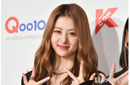 LE SSERAFIMユンジン、花モチーフトップスで美ウエスト披露「アートみたいな美しさ」「腹筋まで完璧」の声