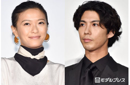 賀来賢人、妻・榮倉奈々の自宅テレビ前プラベショット公開「お互いの出演番組チェックしてるの素敵」「ラブラブ」と反響