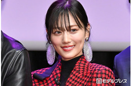 山下美月、肩出しドレス姿に絶賛の声「美しさが限界突破」「骨格から綺麗」