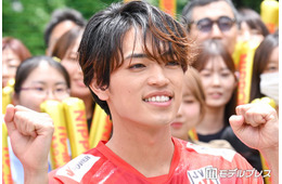 timelesz原嘉孝、石川祐希選手の強烈スパイク直撃で吹っ飛ぶ「思い出として墓場まで持っていきます」