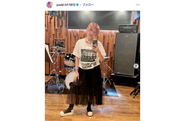 TRF・YU-KI、ミニスカ×網タイツから美脚披露「スタイル全然変わらない」「セクシーすぎる」と反響