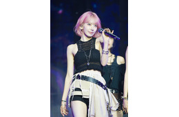 LE SSERAFIM、新曲「BOOMPALA」でステージごと回転 観客へ呼びかけ「Stand up！」【Weverse Con Festival】