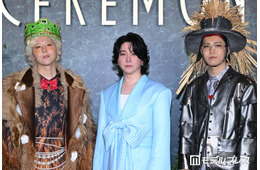 ミセス「CEREMONY」1日目の衣装はオズの魔法使いモチーフ グリーンカーペットで異彩放つ【Mrs. GREEN APPLE presents「CEREMONY」】