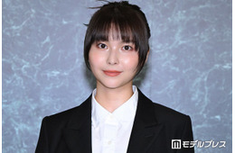 シンガー・サカグチアミ、スカートはためかせるクラシカルなモノトーン衣装 ミセス「CEREMONY」登場【Mrs. GREEN APPLE presents「CEREMONY」】