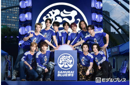 JO1＆INIスペシャルユニット「JI BLUE」渋谷・宮下パーク登場 “SAMURAI BLUE祭”点灯で日本代表にエール「微力ではありますが…」