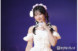 「今日好き」岩間夕陽（ゆうひ）、花柄タイツ×ミニ丈ワンピの全身ホワイトコーデで甘さ全開「リアル天使」「お人形さんみたい」と反響【学生ランウェイ名古屋】