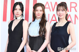 【MAJ2026】MISAMO、レッドカーペットに登場 ミニ丈＆胸元ざっくりドレスで抜群スタイル