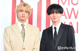 【MAJ2026】King ＆ Prince、メンカラ思わせる対照的なスーツ姿 レカペで歓声にも応える