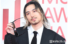 【MAJ2026】藤井 風、サングラス外し色気放出 レッドカーペット軽快に闊歩