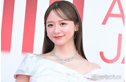 【MAJ2026】森香澄、美デコルテ際立つ純白ワンショルダードレス「Premiere Ceremony」から雰囲気ガラリ