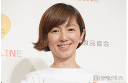 渡辺満里奈、蛍光ピンクスカートから美脚スラリ「スタイル良すぎてびっくり」「着こなせるのさすがです」と反響