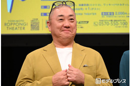 2児の父・山本圭壱、ユニフォーム姿の1歳長女と野球観戦ショット公開「にこりちゃん試合楽しんでる」「幸せな親子の風景」と反響
