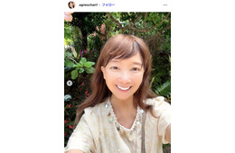 有名歌手、美脚ライン際立つ散歩コーデ公開「スタイル抜群」「美しいプロポーション」と反響