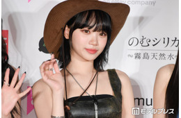 LE SSERAFIMチェウォン、ミニスカ＆ショート丈トップスで美スタイル全開「華奢すぎる」「着こなせるのはチェウォンだけ」の声