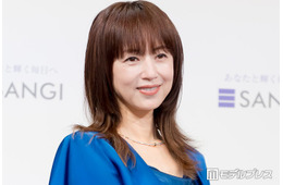 高岡早紀、スラリ美脚輝くミニ衣装×黒ストッキング姿公開「スタイル抜群」「立ち姿が素敵」と反響