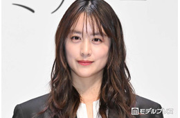 山本美月、子どもとトイ・ストーリーホテルへ 親子ショットに反響「旦那さんの投稿と繋がった」「サイズ感可愛すぎる」の声