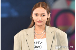 “驚異の10頭身”モデル・香川沙耶、ウエスト＆美脚際立つウエスタン風W杯コーデに絶賛の声「異次元の美ボディ」「着こなしがお洒落すぎ」